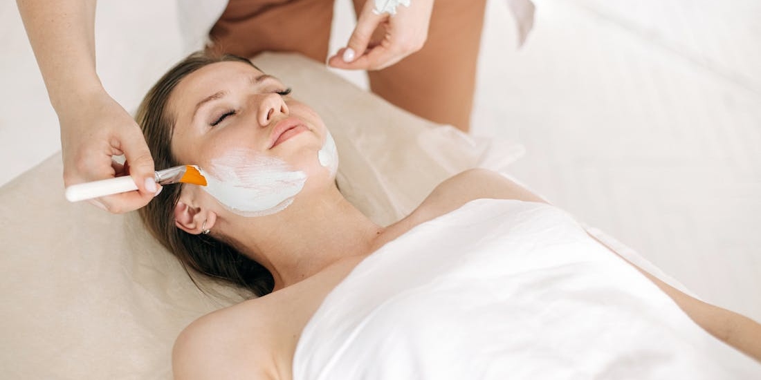 Osoba tokom tretmana za piling lica