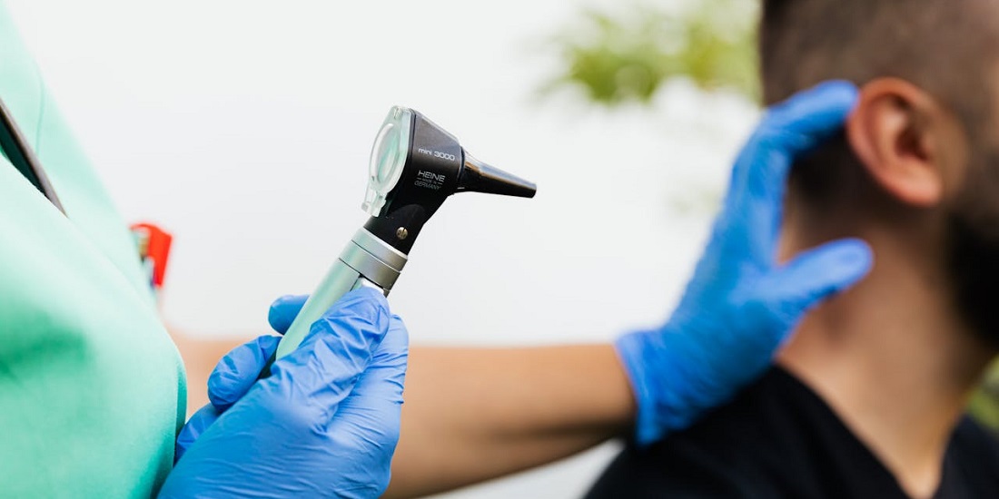 Specijalistički ORL pregled uha kod lekara sa otoskopom