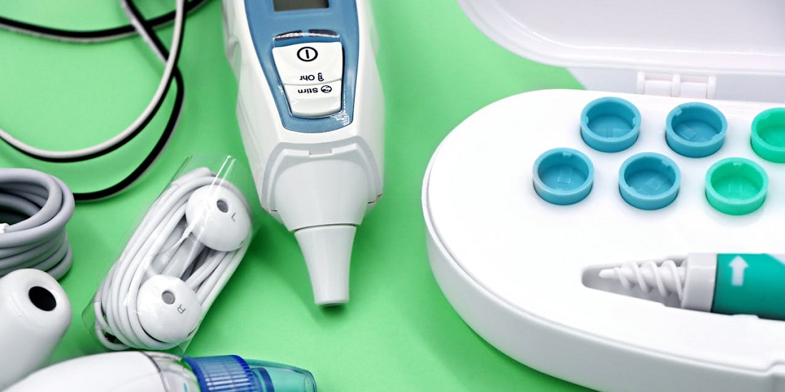 Medicinski uređaji na zelenoj podlozi koje se koristi kad se vrši vestibulometrija