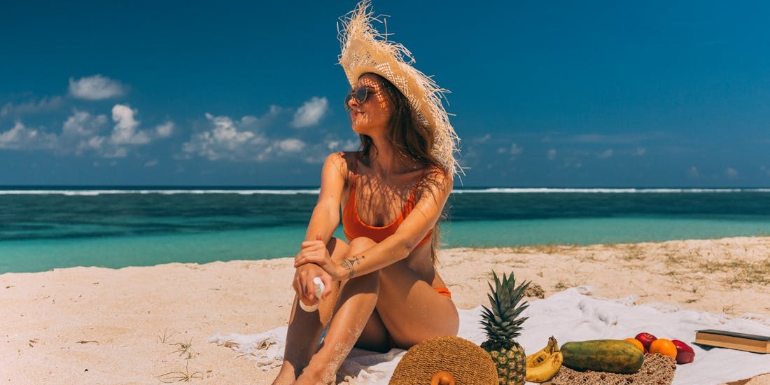 Osoba uživa na plaži nakon što je naučila kako pripremiti kožu pre odlaska na letovanje