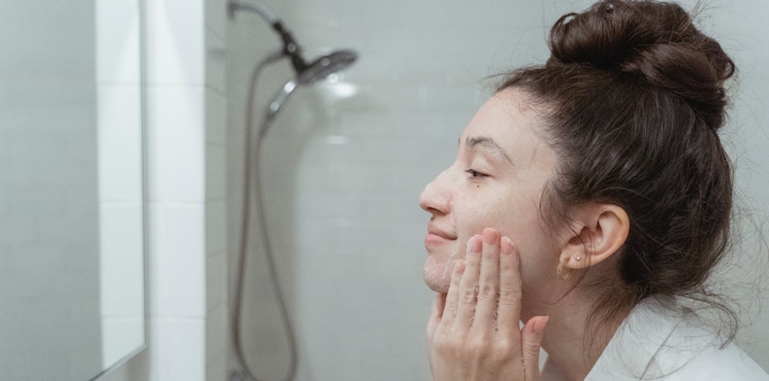 devojka nakon umivanja proverava da li koži nedostaje hidratacija 