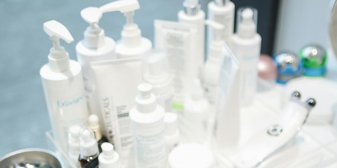 skup pažljivo izabranih skincare proizvoda, uključujući hidrirajuću kremu i dekorativne elemente, idealno za rutinu kućne nege kože.