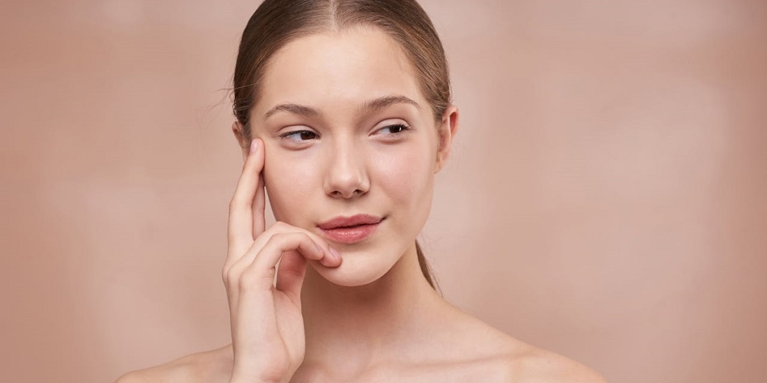 devojka sa blistavom kožom pozira