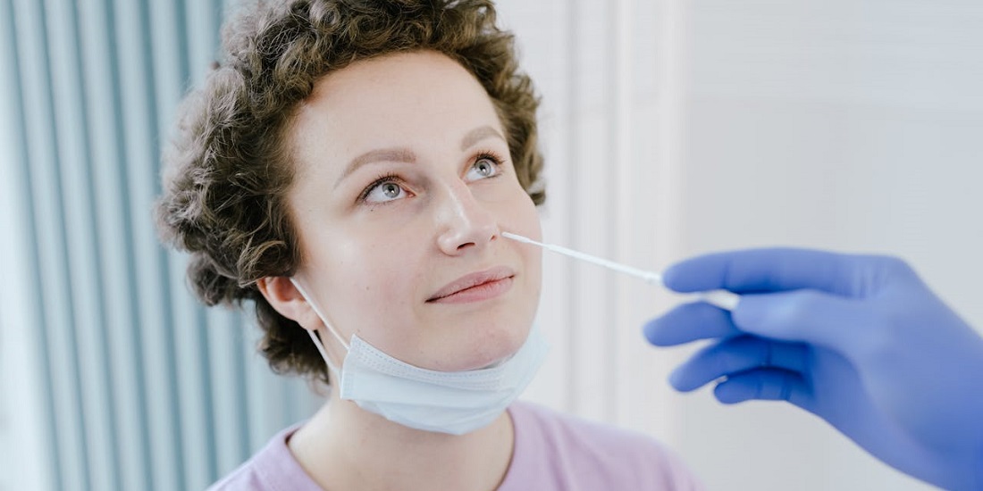 Пациентка на приёме у ЛОР-врача.