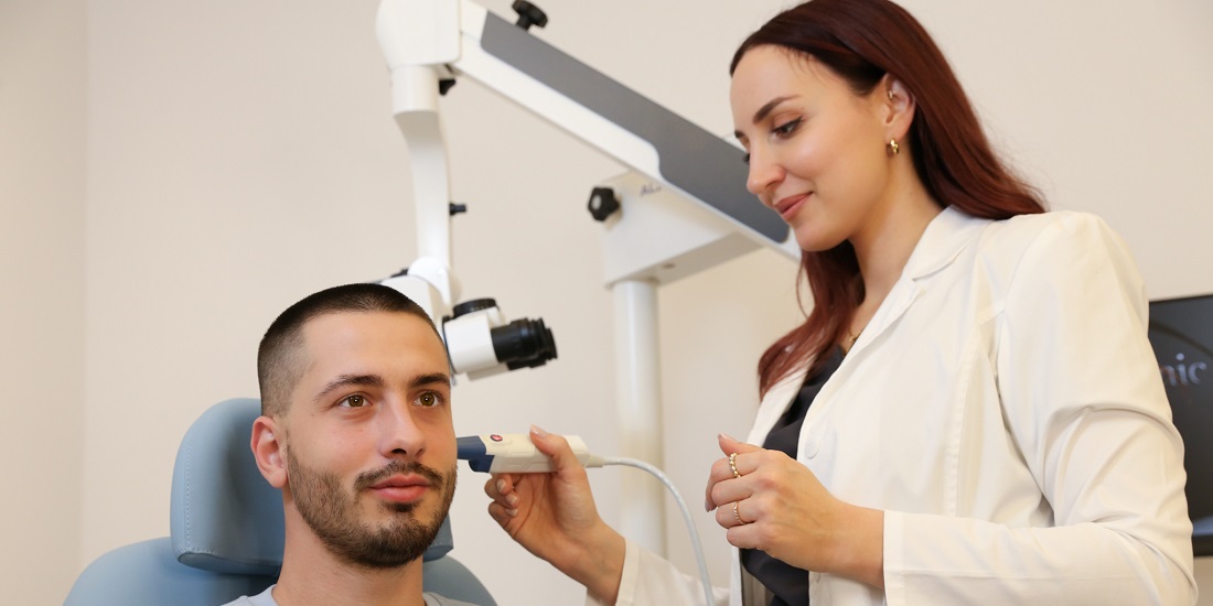 doktora pregleda pacijenta i predlaže lečenje infekcije uha