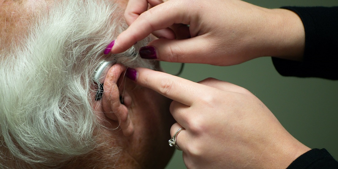 Postavljanje slušnog aparata nakon urađene audiometrije