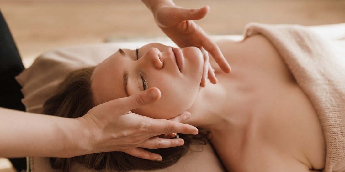 Ručna masaža lica u opuštajućem ambijentu spa centra