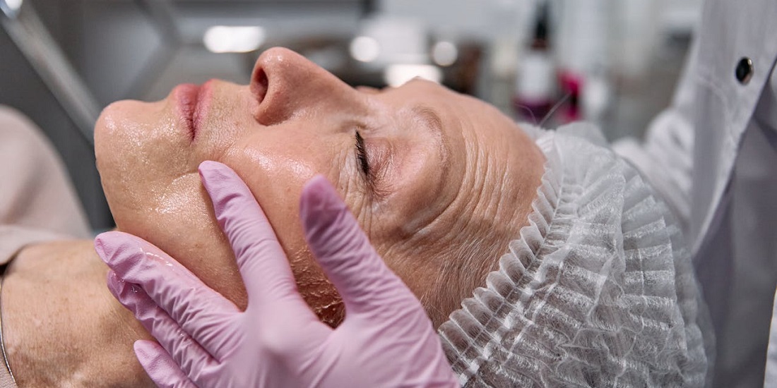 žena zatvorenih očiju tokom tretmana lica