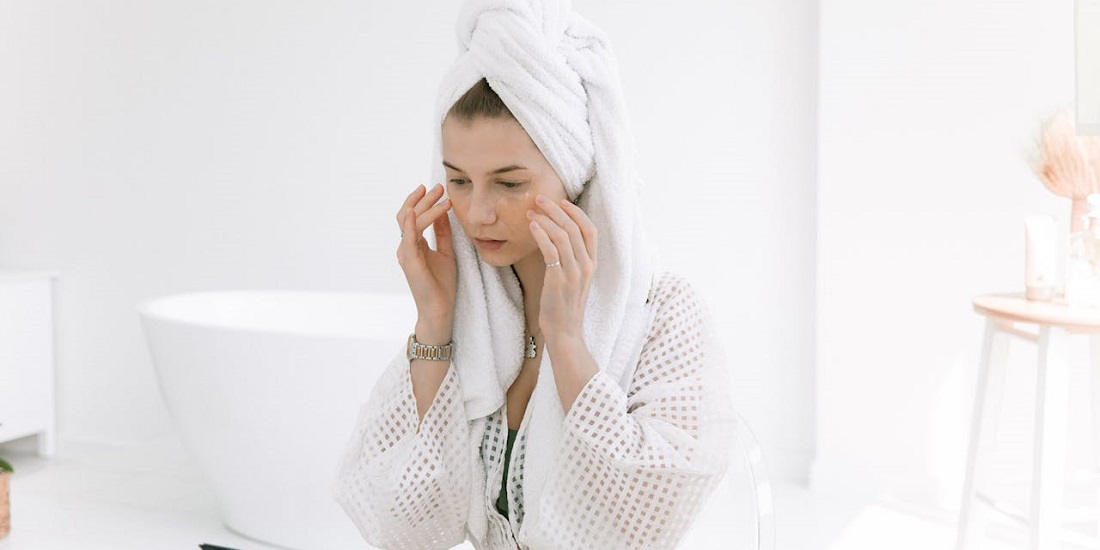 devojka koja zna da hemijski piling i drugi tretmani lica koje ne treba raditi leti utiču na izgled kože, i zato maže hidrantu kremu