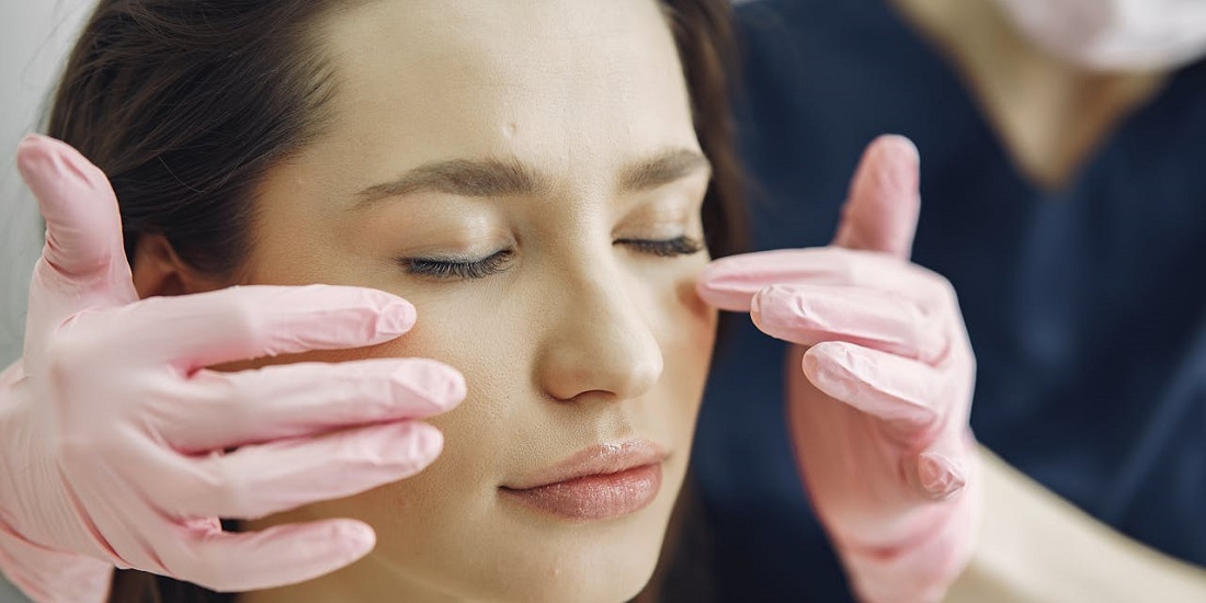 devojka zatvorenih očijju na pregledu 