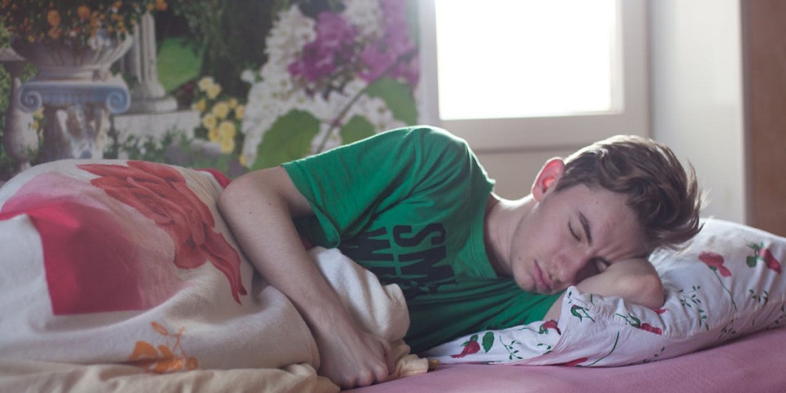 mladić kog muči pričanje u snu