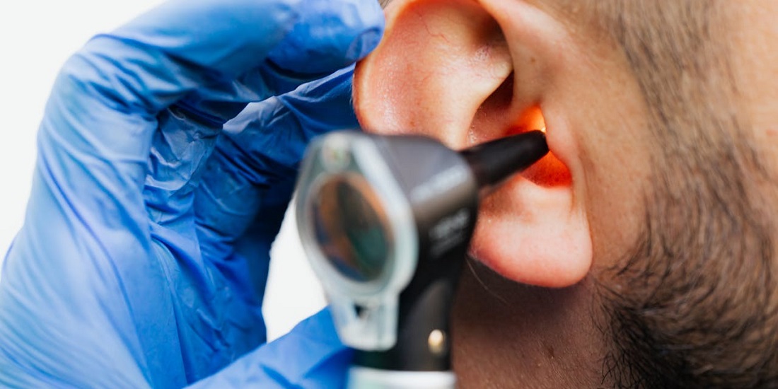 Doktor koristi otoskop za pregled uha