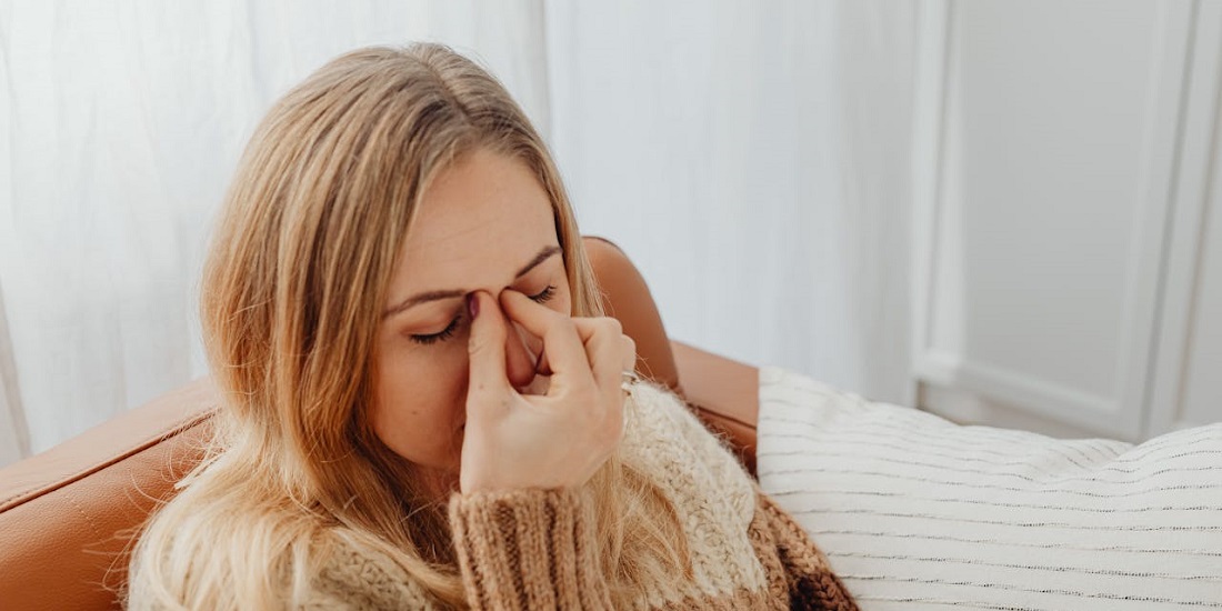  Žena koja trlja nos