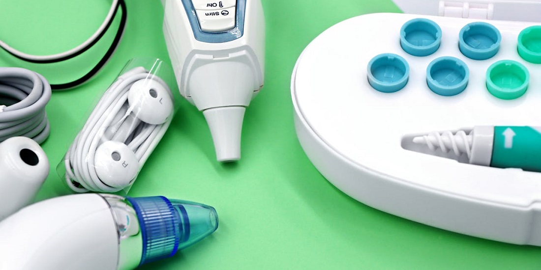 Medicinski uređaji i slušalice na zelenoj podlozi koje je doktor spremio kako bi timpanometrija počela