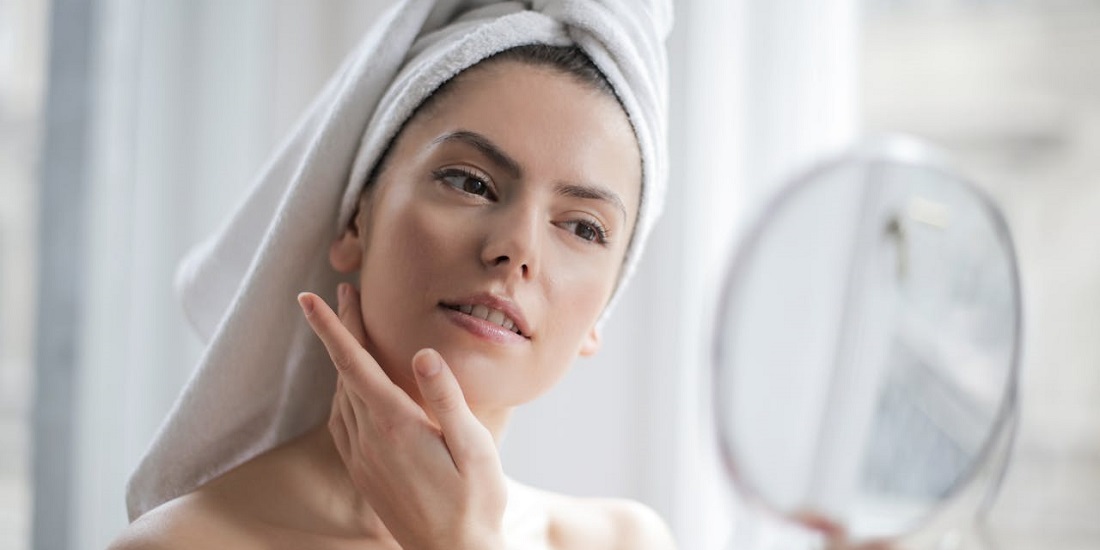 devojka se ogleda u ogledalu 