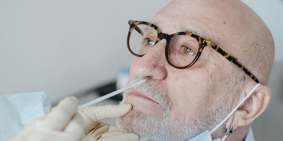 čovek koji ima hronični rinitis tokom ORL pregleda