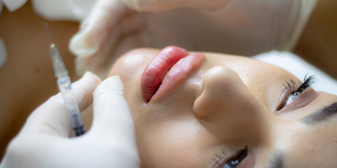 estetičar pokušava da spreči da hijaluron počne da se povlači 