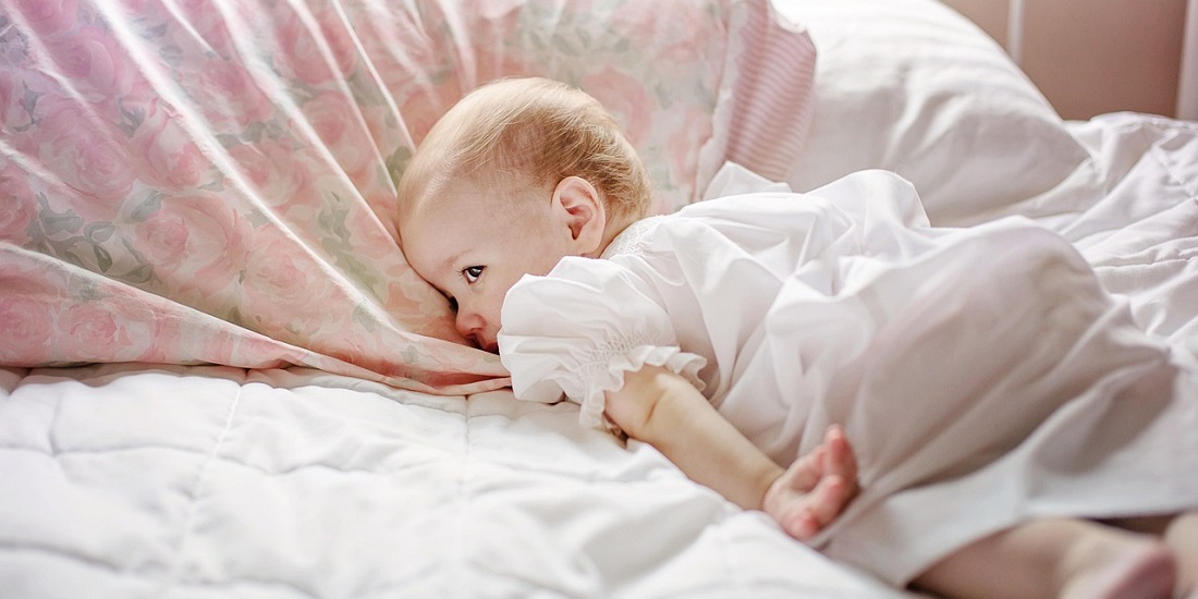 beba leži na stomaku