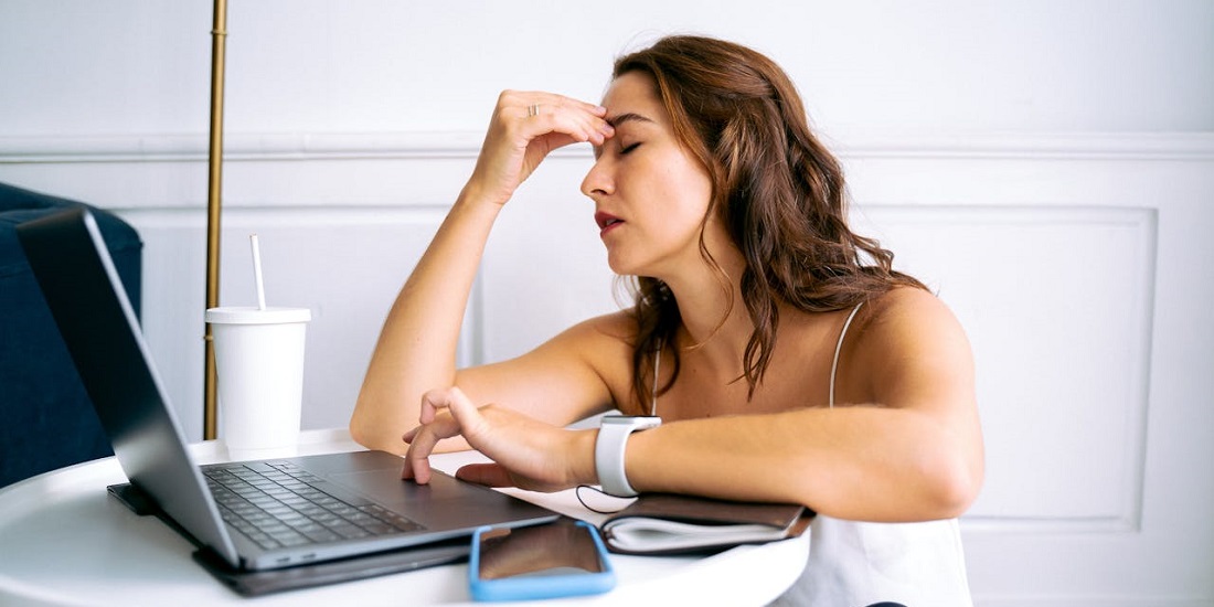 žena koja ima ORL probleme prouzrokuju duvanski proizvodi sedi ispred laptopa