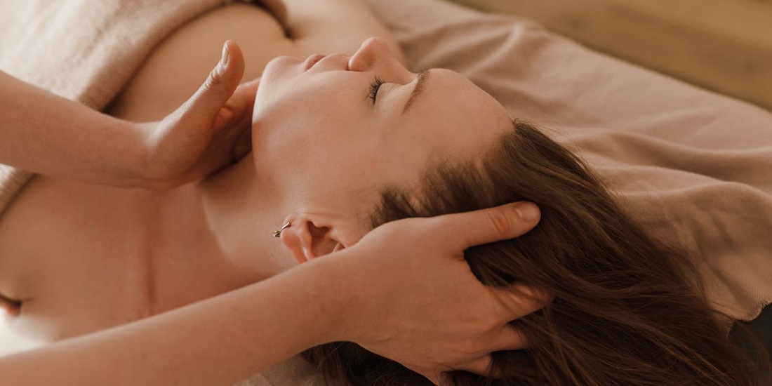 Lekar vrši pažljiv pregled limfnih čvorova vrata kod pacijentkinje