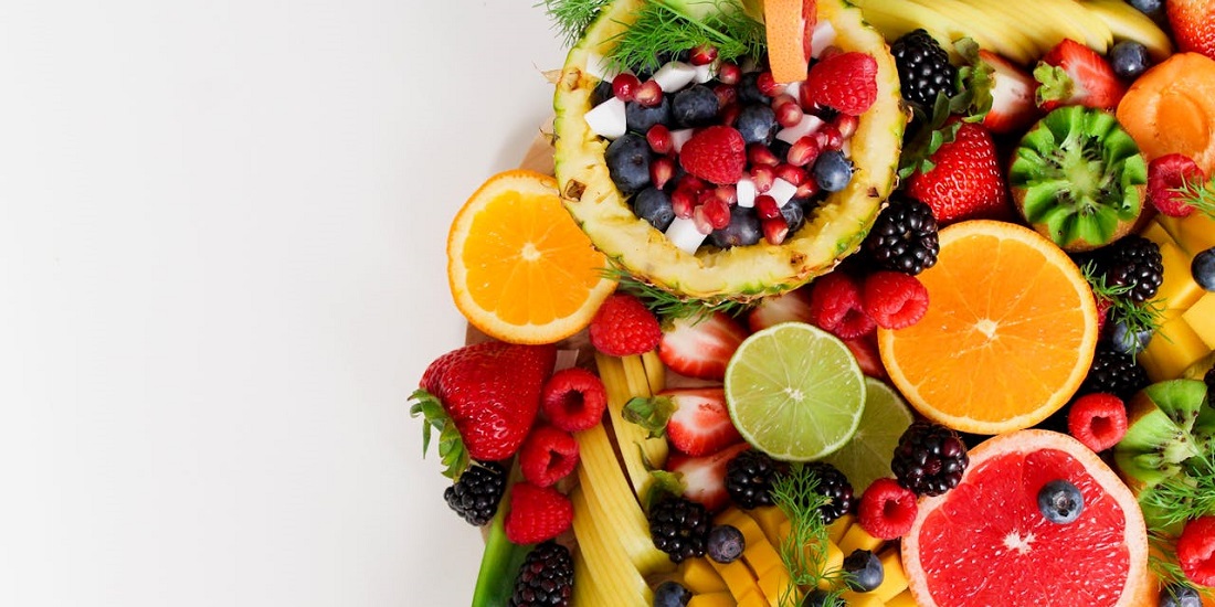 Šareno voće složeno oko ananasa