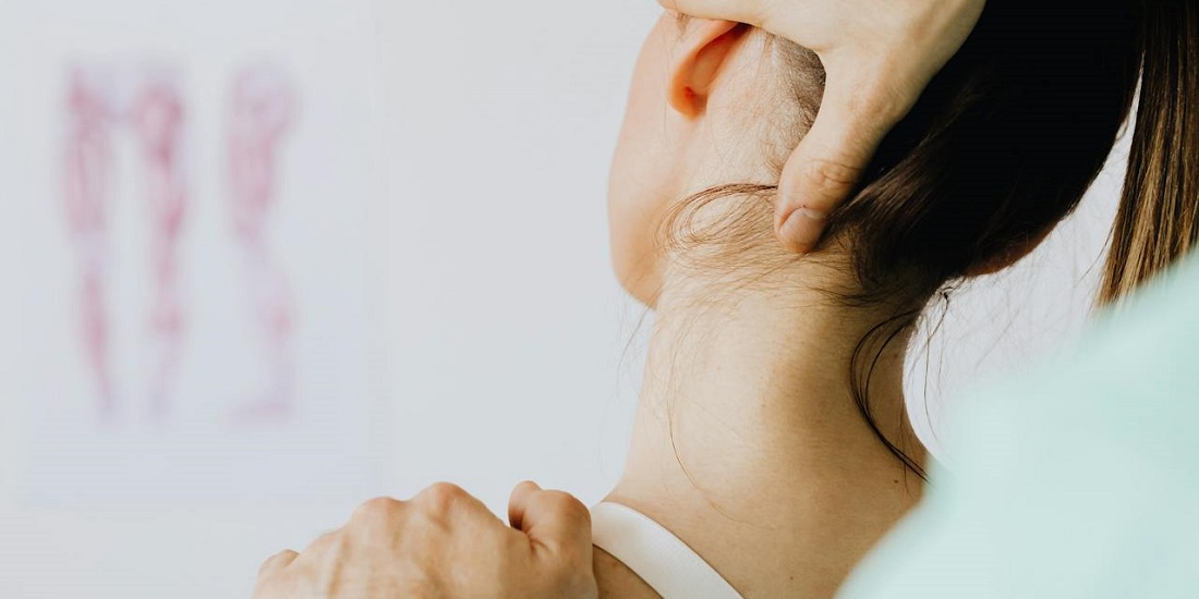 lekar sprovodi pregled pre nego što počne biopsija limfnih žlezda na vratu