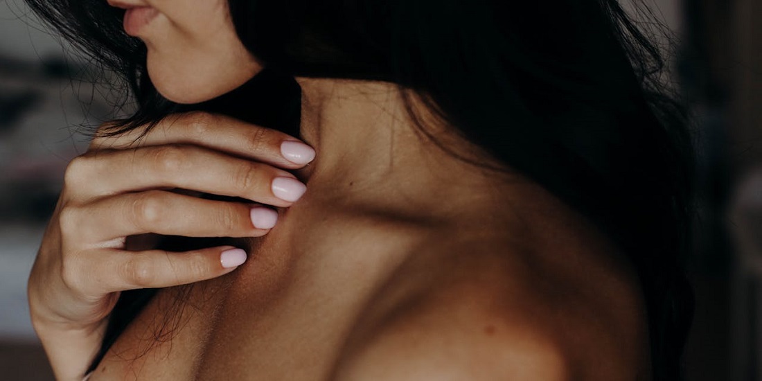 devojka se drži za vrat