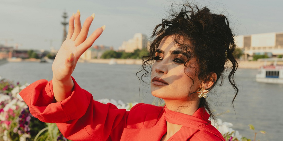 mlada žena kojoj letnje vrućine izazivaju otežano disanje