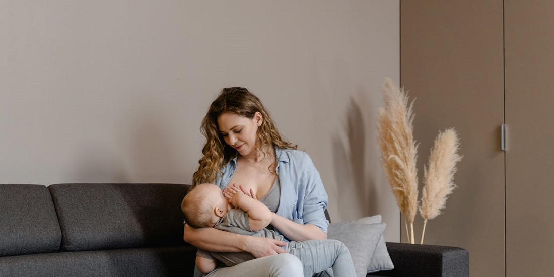 Majka doji nakon što je uspešno završeno lečenje refluksa kod beba