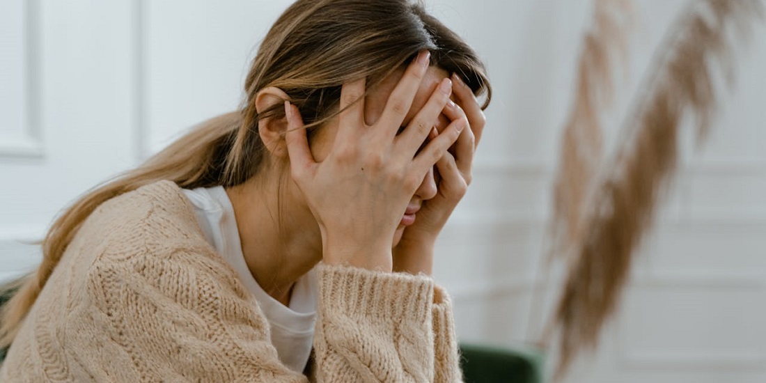 A woman with sinus pain before inhalation for sinuses.