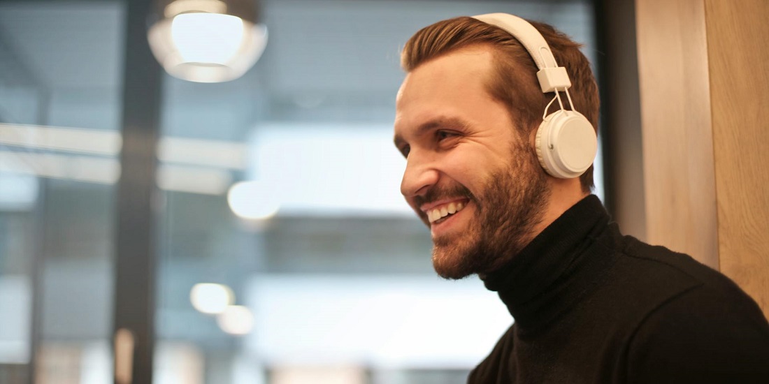 čovek koji se pita može li upotreba slušalica oštetiti sluh