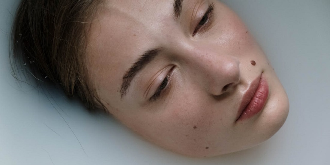 Žensko lice u vodi sa izraženim mladežom na obrazu