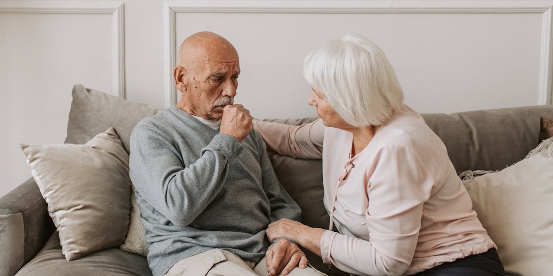 stariji par na kauču