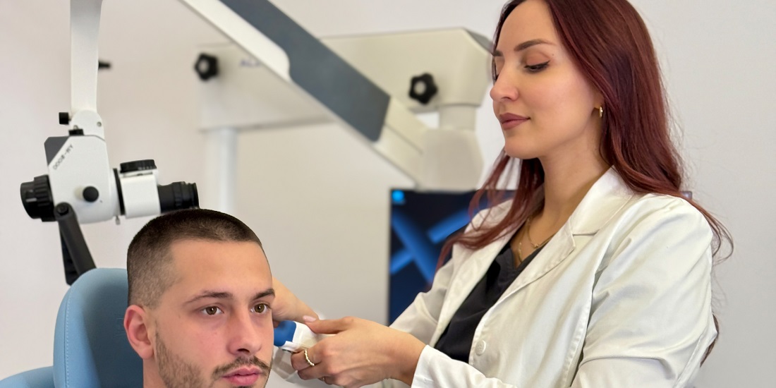 Dr Prlja radi detaljan pogled usnog kanala pre nego što počne aspiracija sekreta i cerumena iz uha