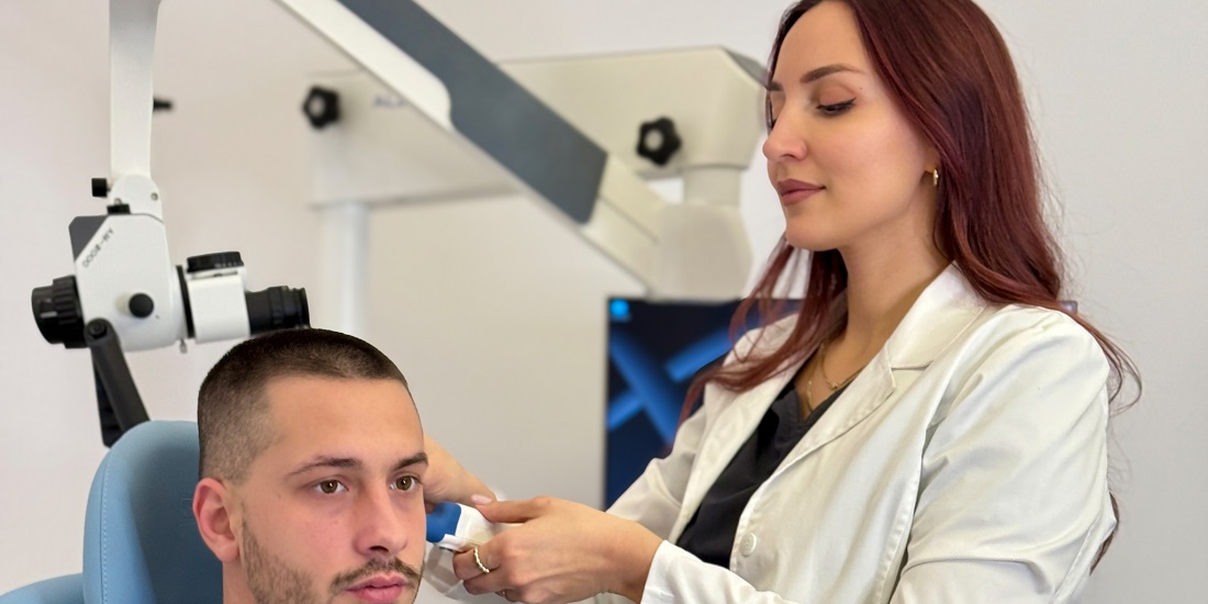 doktorka sprovodi lečenja upale uha