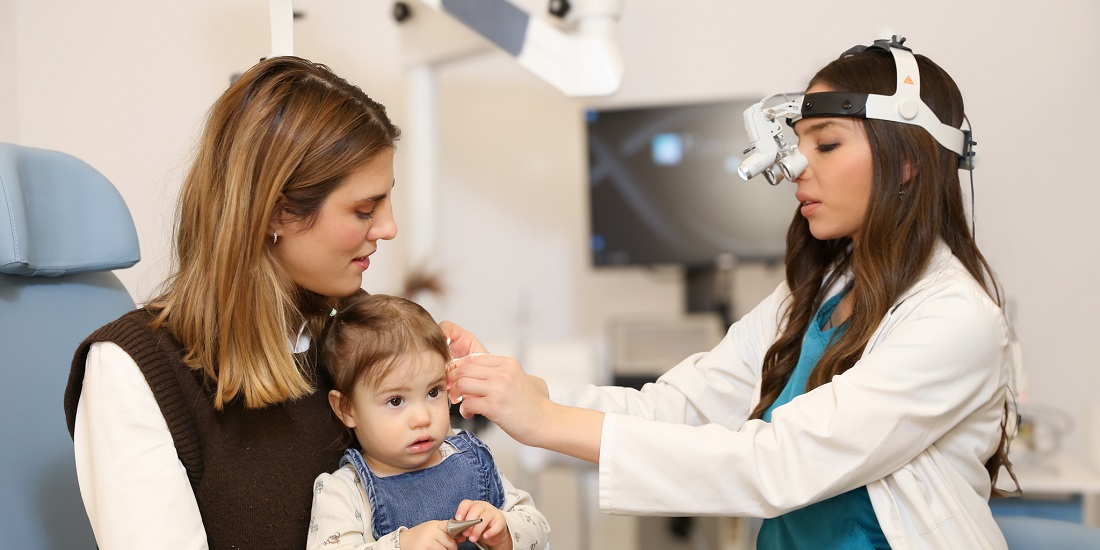 doktora pregleda devojčicu u Dr Prlja Medical klinici u Beogradu 