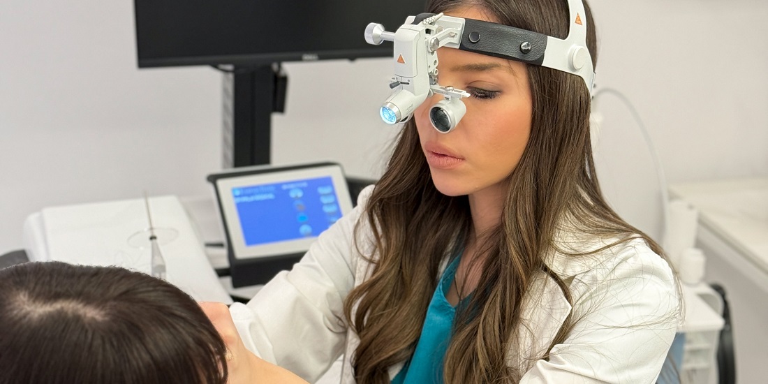 Specijalista koristi lupom mikroskopski pregled uha kod odrasle osobe