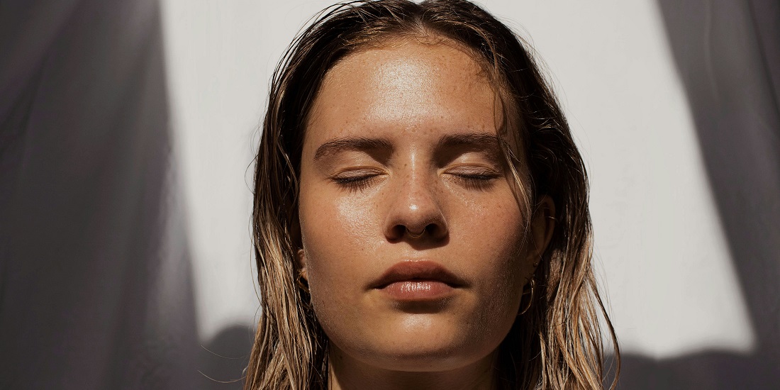 Prirodna koža lica pod sunčevom svetlošću