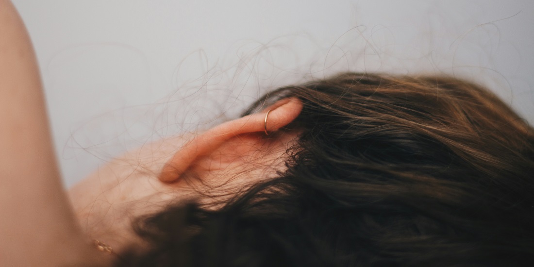 Osoba leži, nesvesna bola i nelagodnosti u uhu