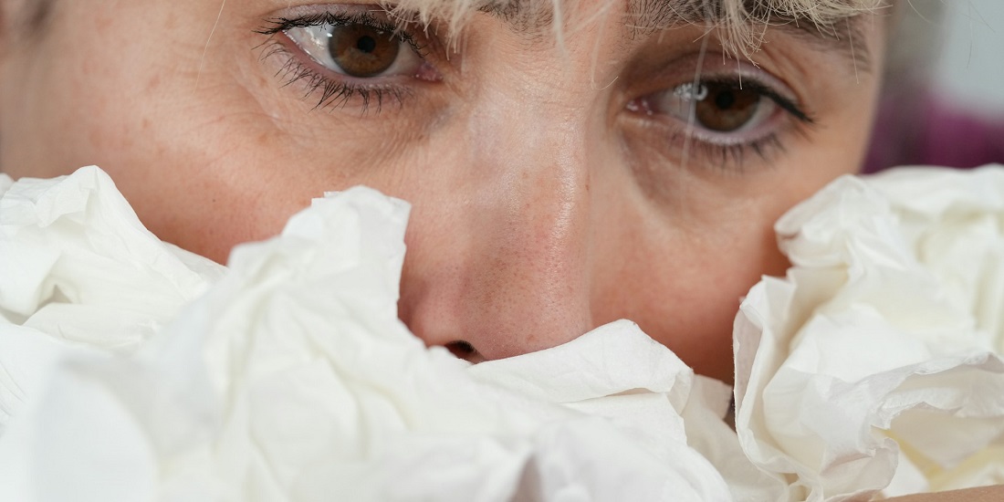 muškarac pokušava da zaustavi krvarenje maramicama, ali mu je potrebna kauterizacija kapilara u nosu