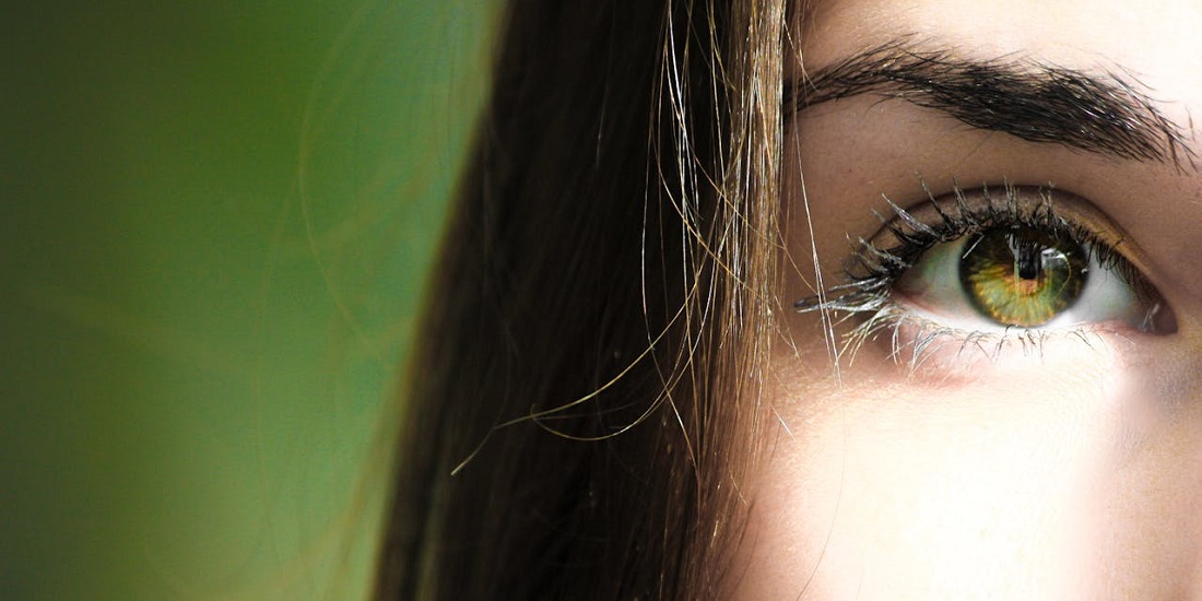 Zeleno oko pod svetlom