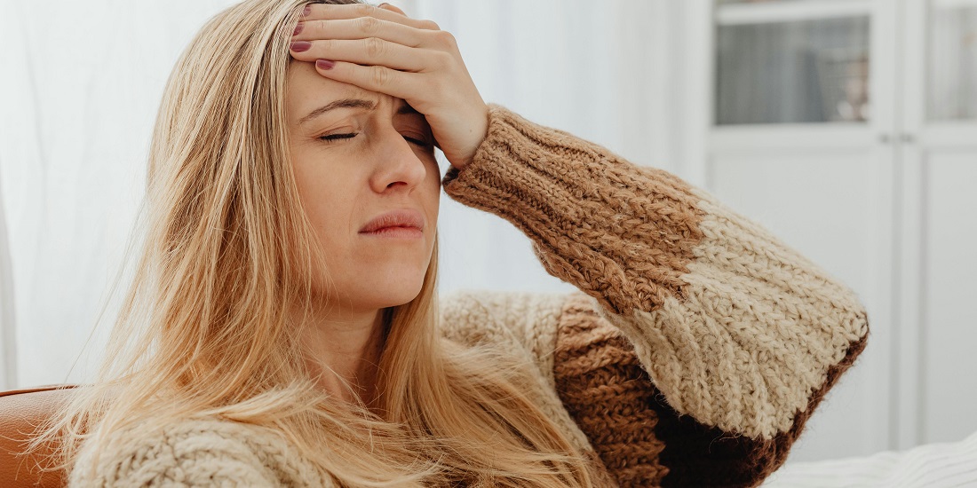 devojka koja oseća bol u nosu