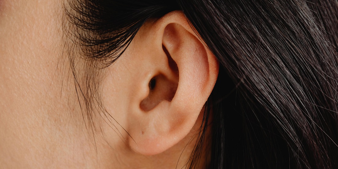 Zdravo uho bez simptoma koje nisu oštetile opasnosti samostalnog korišćenja kapi za uho.