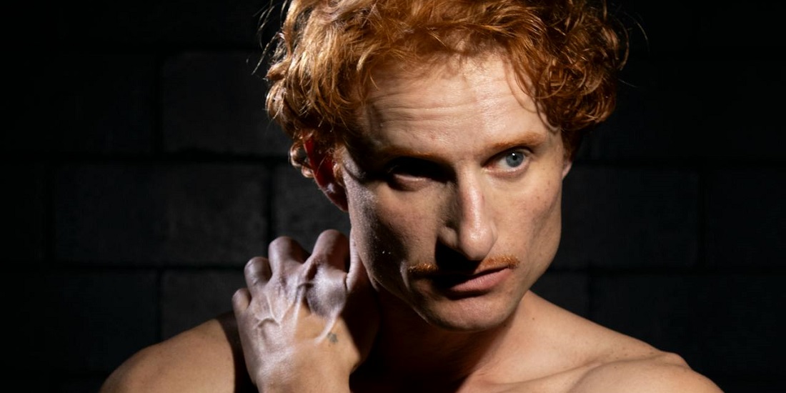 čovek razmišlja kako tretmani lica za muškarce mogu da obnove njegovu kožu 