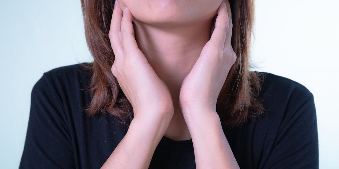 Žena drži vrat zbog bola u krajnicima.