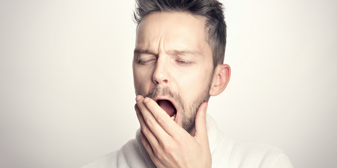Muškarac zeva i oseća neprijatan zadah ujutru.