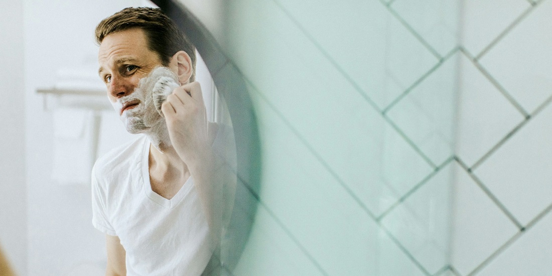 muškarac se brije u kupatilu 