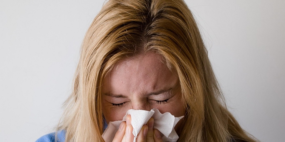 Žena koristi maramicu jer joj je potrebna terapija nosnog krvarenja