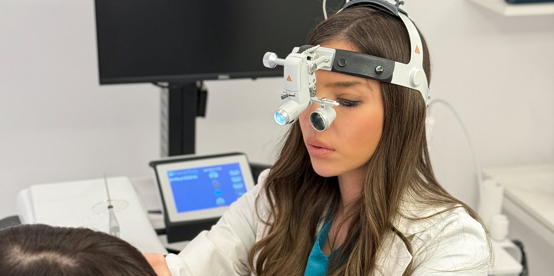 instilacija leka u srednje uvo pod mikroskopom u Dr Prlja Medical klinici