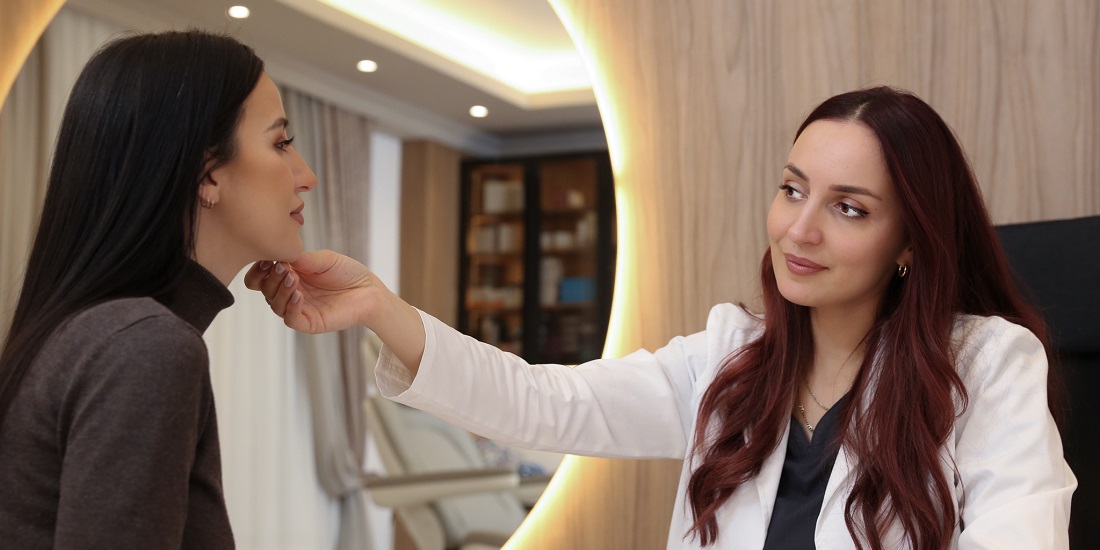 doktorka razgovara sa devojkom o o tome koji tretmani lica se preporučuju u jesen